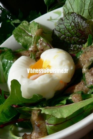 recette de salade de mesclun, oeuf mollet et vinaigrette à la violette