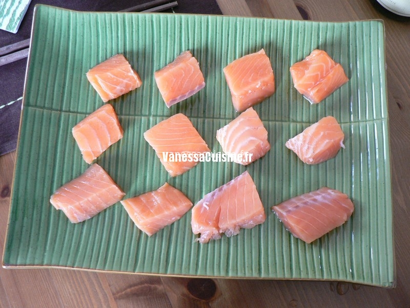 photo culinaire de cubes de saumon pour une fondue japonaise