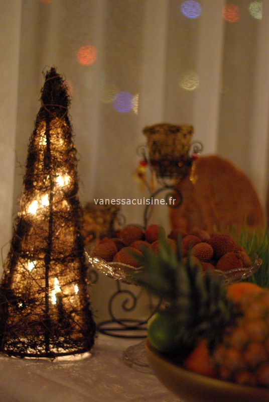 34261135 Noël chez Baga et Ninou, table de fête et 13 desserts
