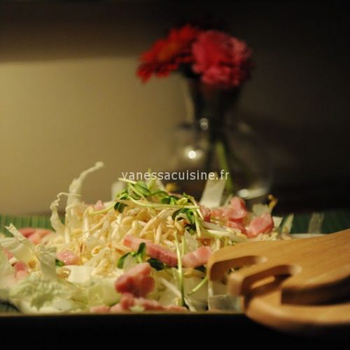 recette de salade de chou chinois, graines germées et lardons