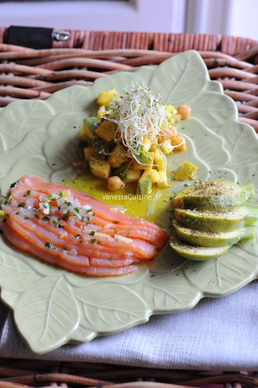 recette de Saumon mariné au citron, salade de courgettes crues et cuites, pois chiches et curcuma