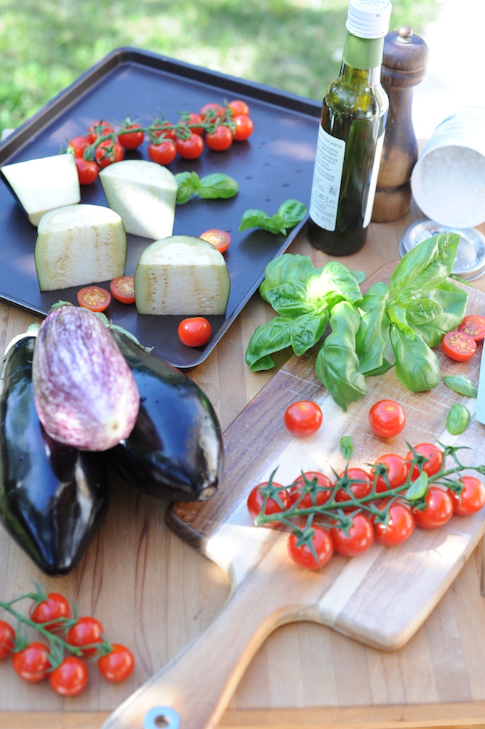 Ingrédients tomates basilic et aubergines Le Sénéquier Saint Tropez Vanessa Romano photographe et styliste culinaire 1
