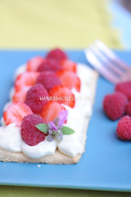 photo culinaire de Tartelettes framboises et fraises, crème légère au chocolat blanc