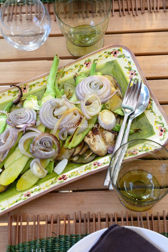 Légumes rôtis - Roasted vegetables on a summer table in Provence - Vanessa Romano-Photographe et styliste culinaire-
