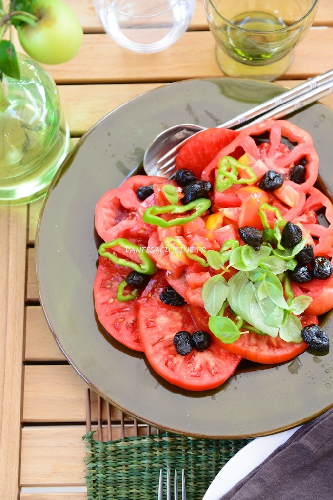 Salade de tomate aux olives - Tomatoe salad in Provence - Roasted vegetables on a summer table in Provence - Vanessa Romano-Photographe et styliste culinaire-