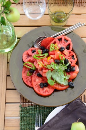 Salade de tomate aux olives - Tomatoe salad in Provence - Roasted vegetables on a summer table in Provence - Vanessa Romano-Photographe et styliste culinaire- (2)