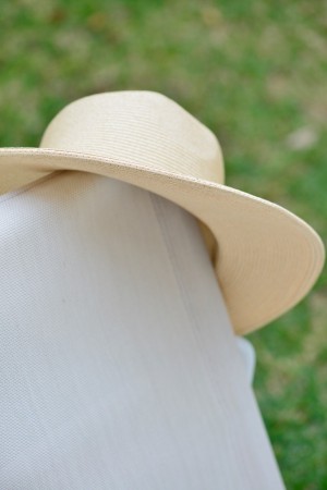 chapeau de paille dans le jardin