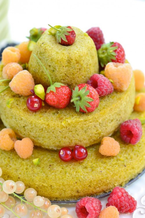 photo de Gâteau d'anniversaire à la pistache et aux fruits rouges