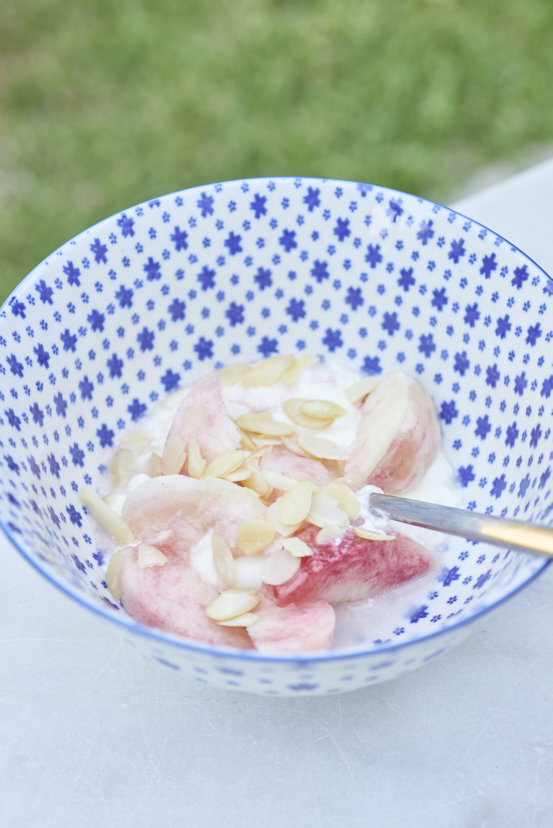 recette de petit-déjeuner au yaourt et pêches