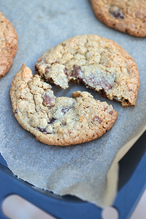 photo d'un cookie sans gluten coupé en deux