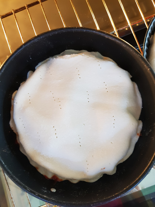 Photo culinaire d'une tarte tatin prête à être enfournée