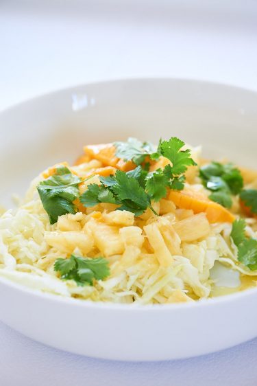 recette de Salade de chou à l'ananas, mangue et coriandre