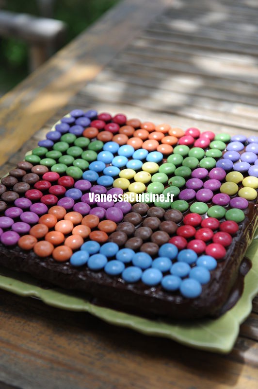 Photo culinaire de Gâteau d'anniversaire au chocolat et smarties 