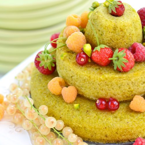 recette de Gâteau d'anniversaire à la pistache et aux fruits rouges