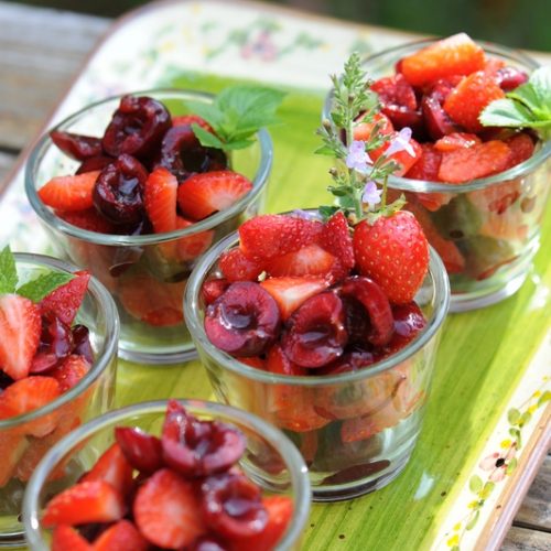 photo culinaire de Salade de cerises et fraises à l'agastache menthe