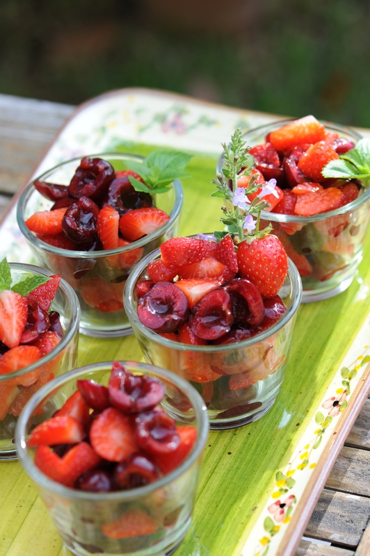 photo culinaire de Salade de cerises et fraises à l'agastache menthe