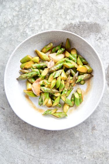 recette de wok d'asperges vertes au gingembre