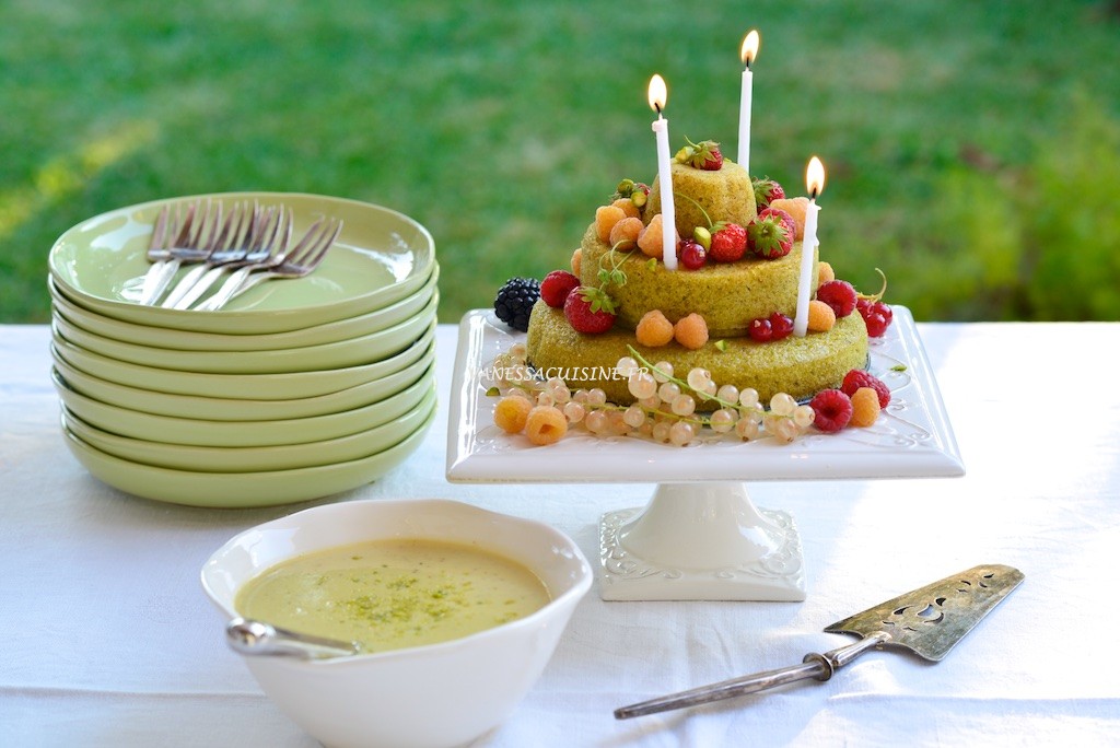 Gâteau d'anniversaire à la pistache et aux fruits rouges