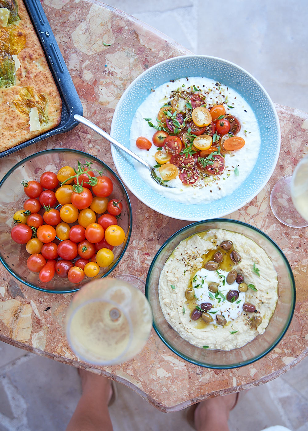 photo culinaire d'apéritif d'été avec Crème feta et yaourt, tomates cerises