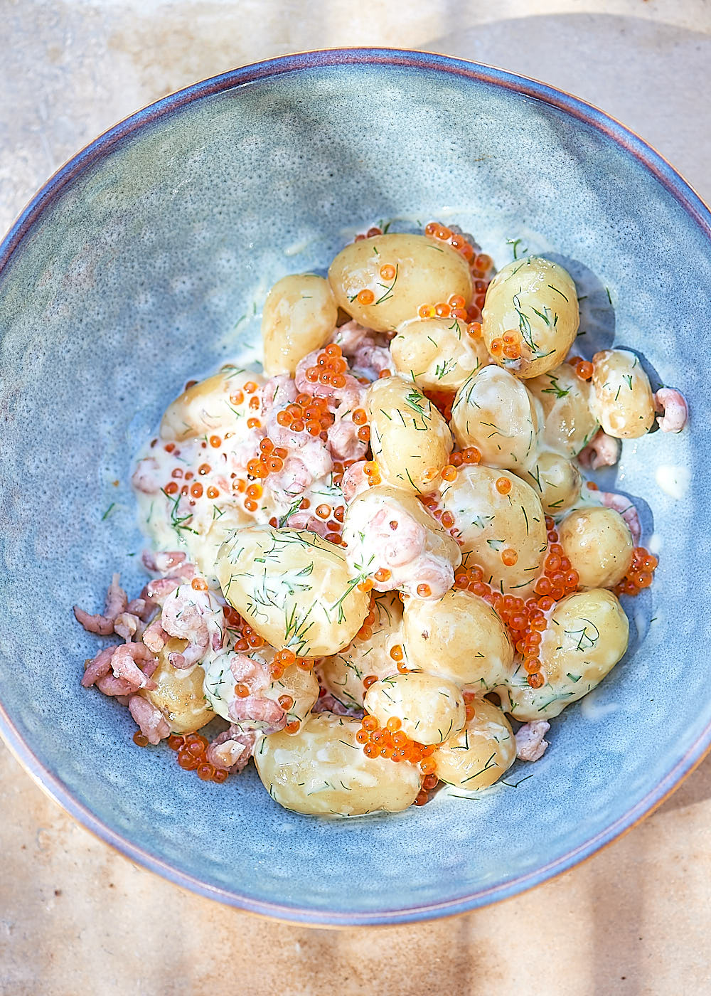 photo culinaire de Salade de pommes de terre aux crevettes grises et oeufs de truite