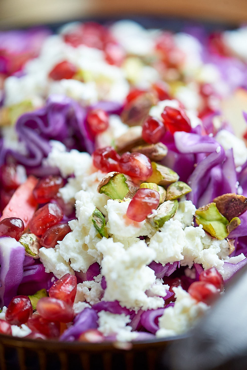 photo culinaire de Salade de chou rouge et grenade, feta et pistache
