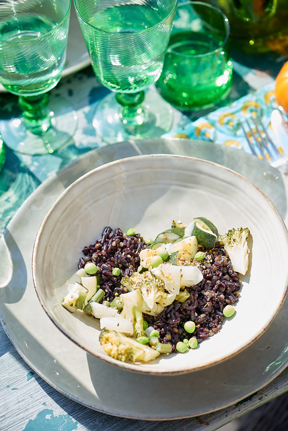 photo culinaire de Salade de riz noir aux légumes de printemps