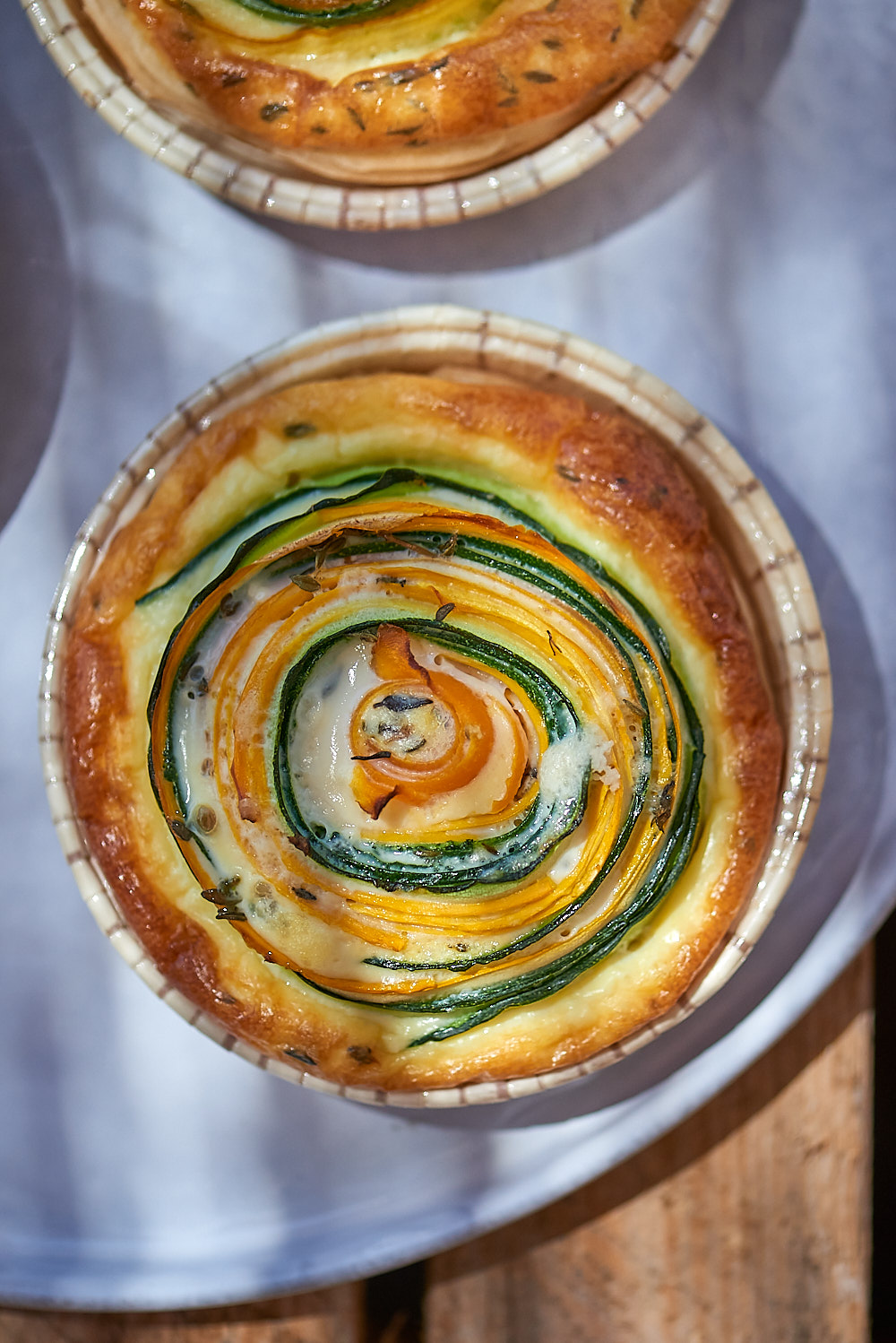 photo culinaire de tartelettes spirales de légumes
