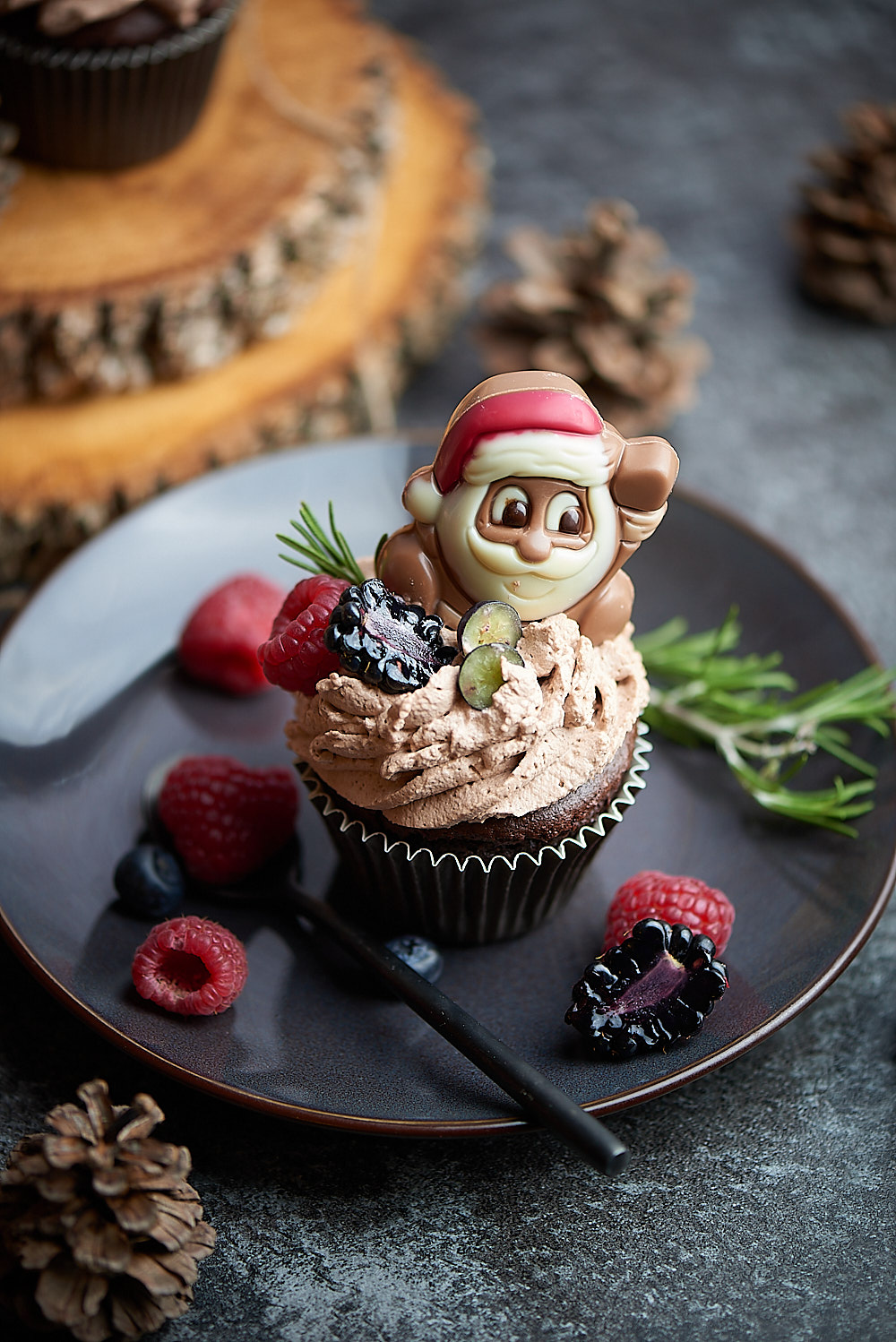 photo culinaire de cupcake de Noël en chocolat et père Noël 
