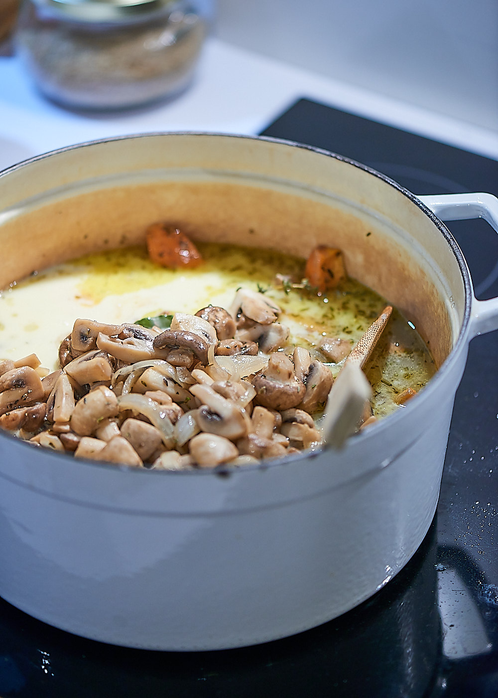 Photo culinaire d'une étape de la cuisson de la blanquette de dinde : ajouter les champignons