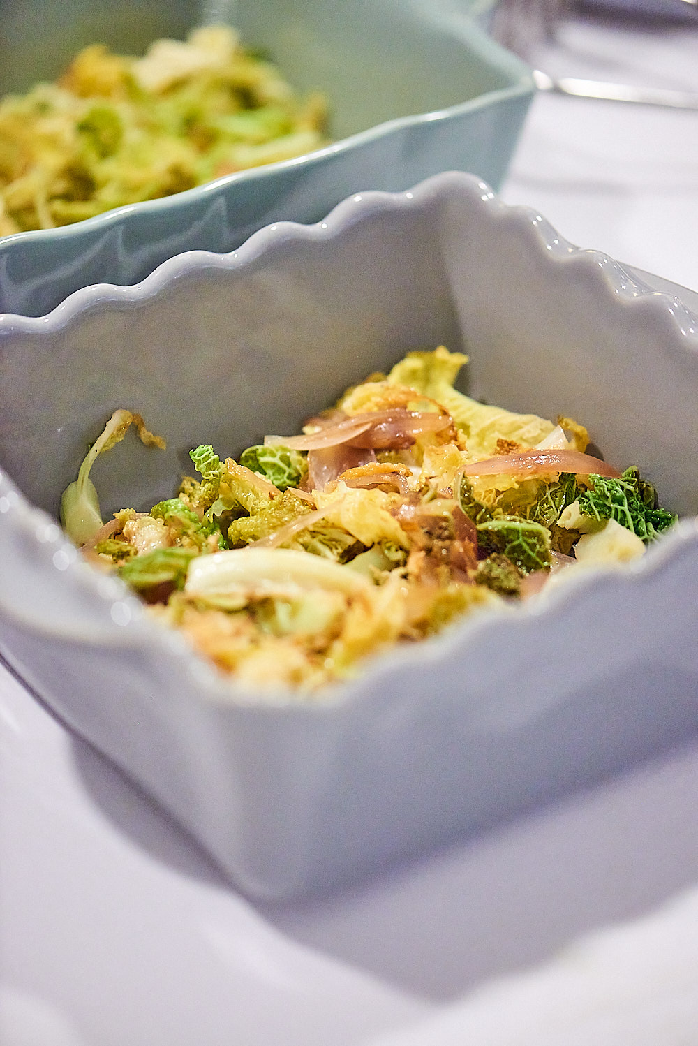 photo culinaire de chou vert émincé et échalotes