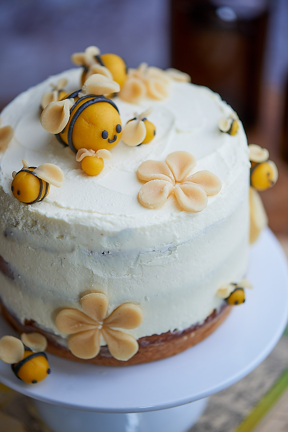 photo culinaire de la décoration en pâte d'amande du Gâteau abeille au miel
