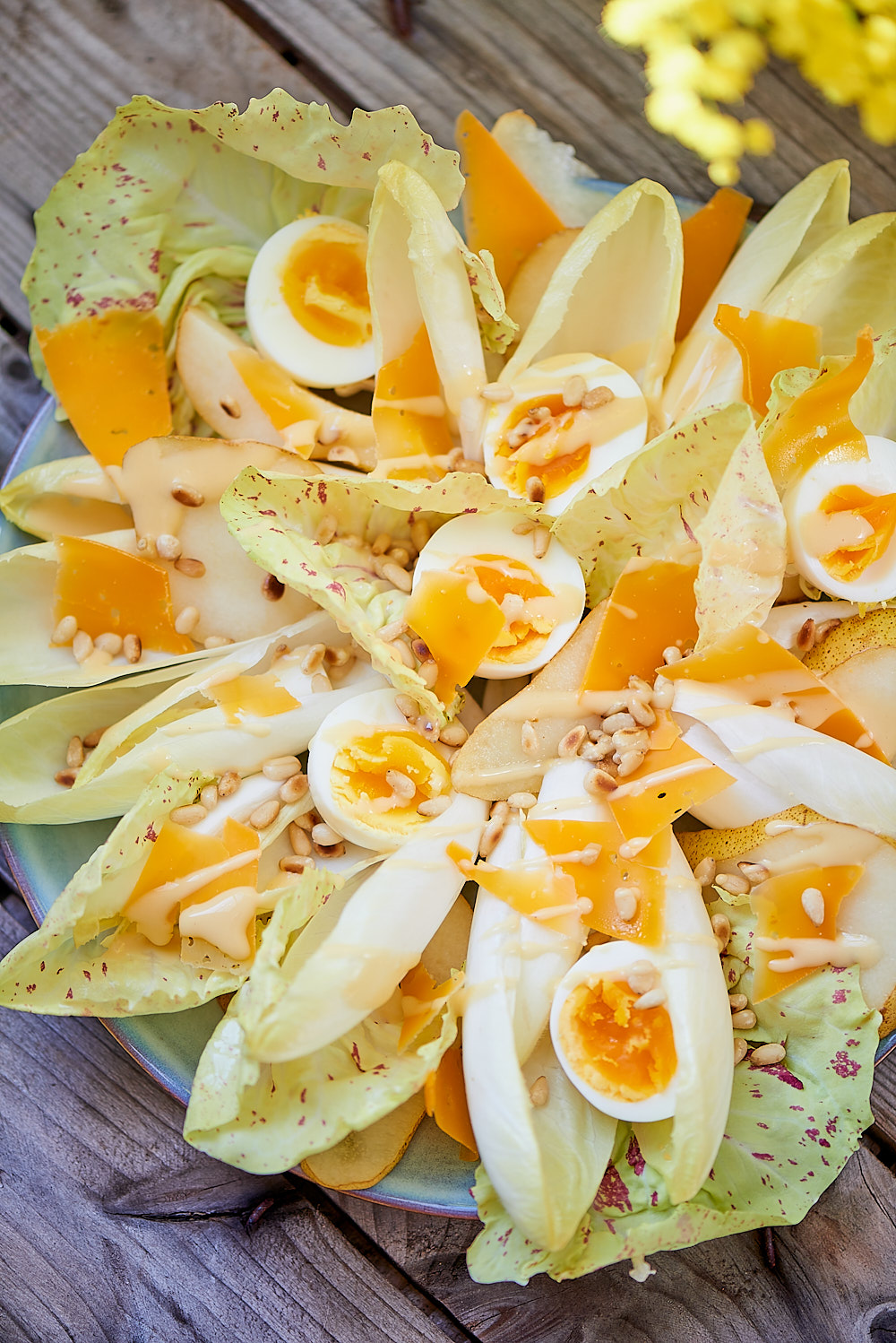 photo culinaire de Salade d'endive aux poires, mimolette, oeufs mollets et pignons