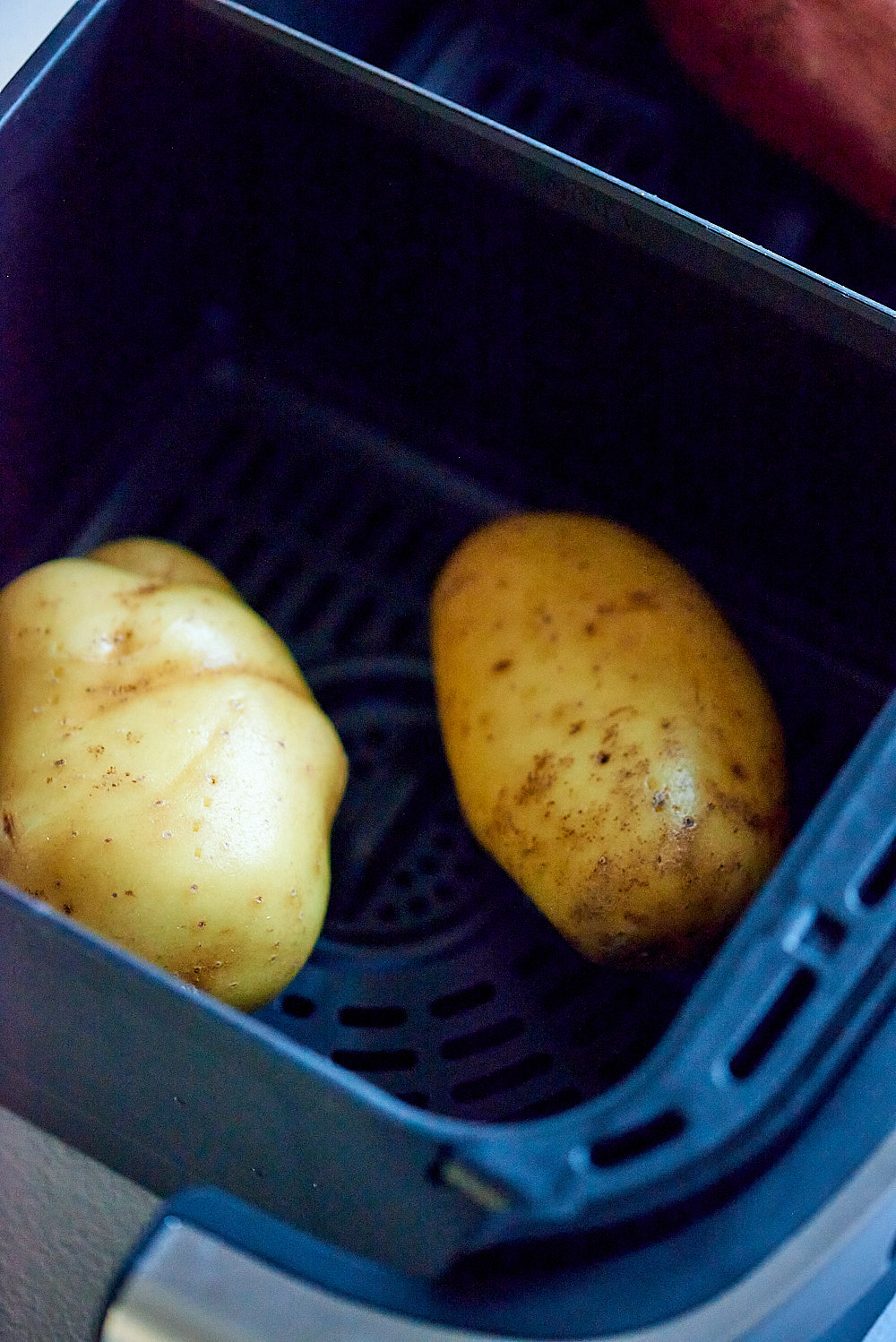 photo de pommes de terre piquées avant cuisson à l'airfryer